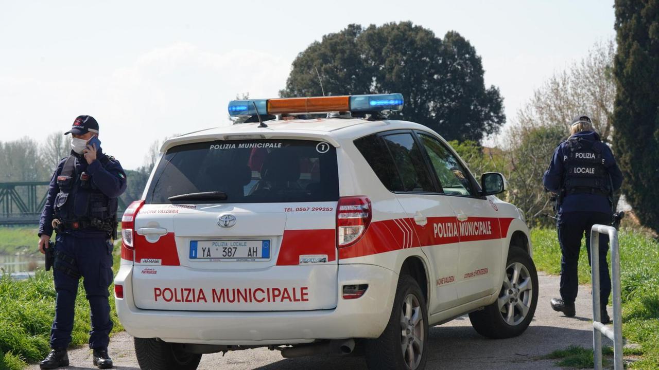 Pirata senza patente a 18 anni: doppia fuga, testacoda e schianto. Multa di 9mila euro