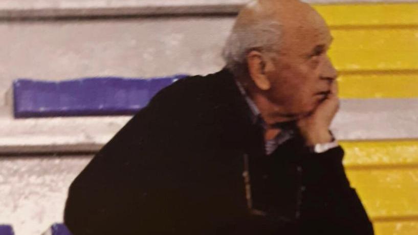 Rino Gazzarrini tifoso ed ex dirigente dei Lupi sugli spalti del palasport