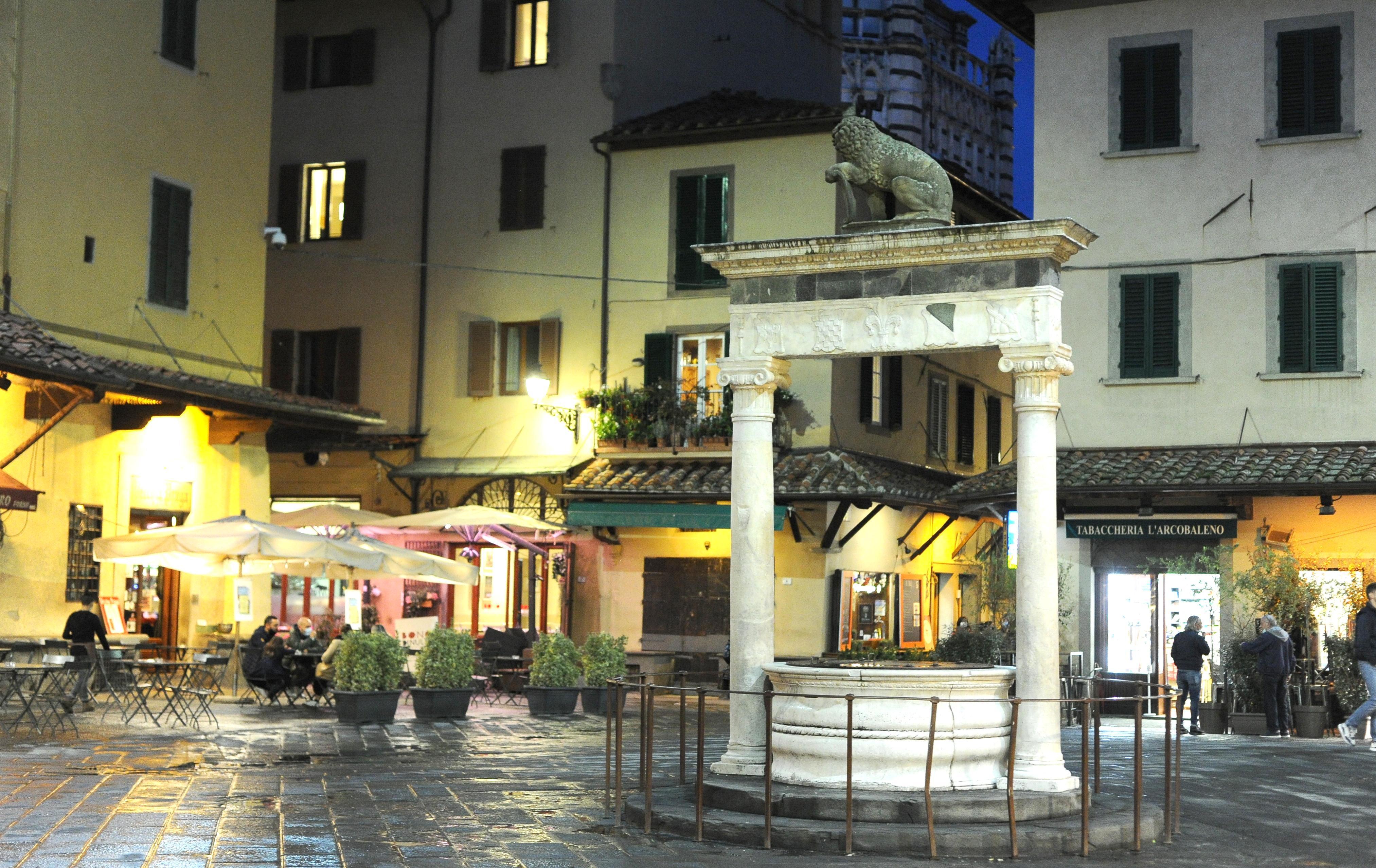 Una foto emblematica delle restrizioni legate alla pandemia: la piazza della Sala vuota la notte di San Silvestro (Foto Lorenzo Gori)