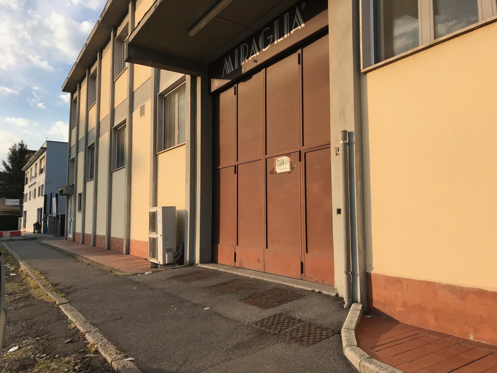 Un capannone con la scritta “Vendesi” a Maliseti