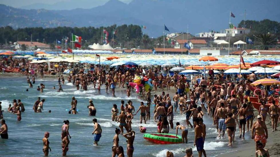 Uno scorcio del litorale di Marina di Carrara durante l’estate (foto archivio)