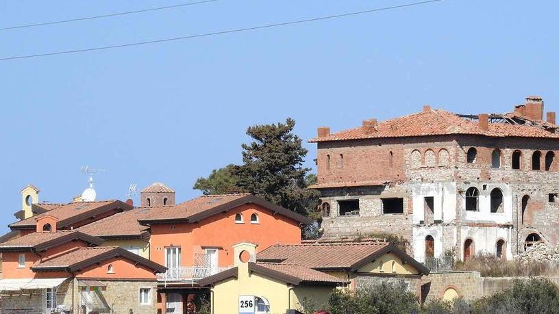 l complesso residenziale Castel del mare ai piedi dell’ex Girarrosto (Foto Paolo Barlettani)