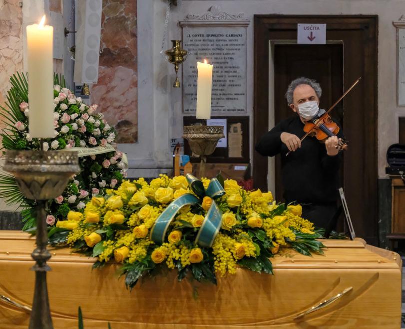 Guastalla, a celebrare il funerale della professoressa Amadasi il parroco che la sposò 