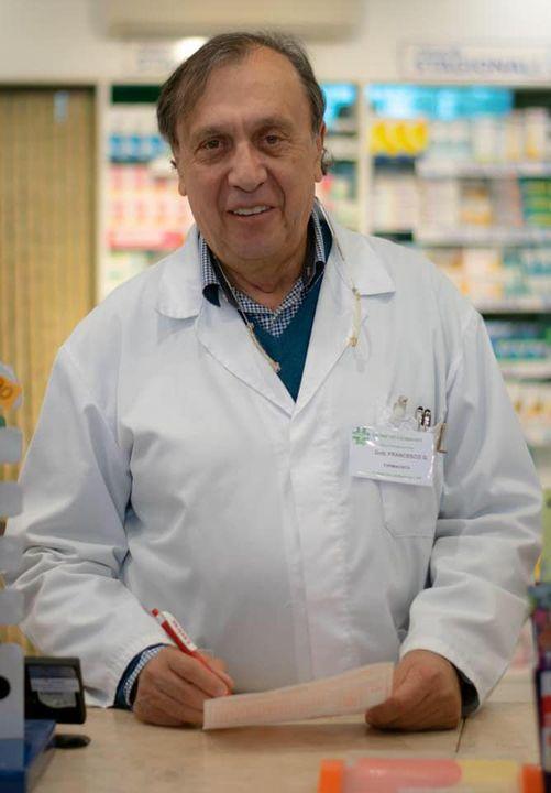 Morto per il Covid, un anno dopo i vaccini nella sua farmacia 