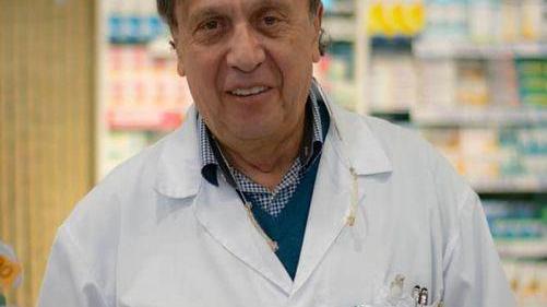 Morto per il Covid, un anno dopo i vaccini nella sua farmacia
