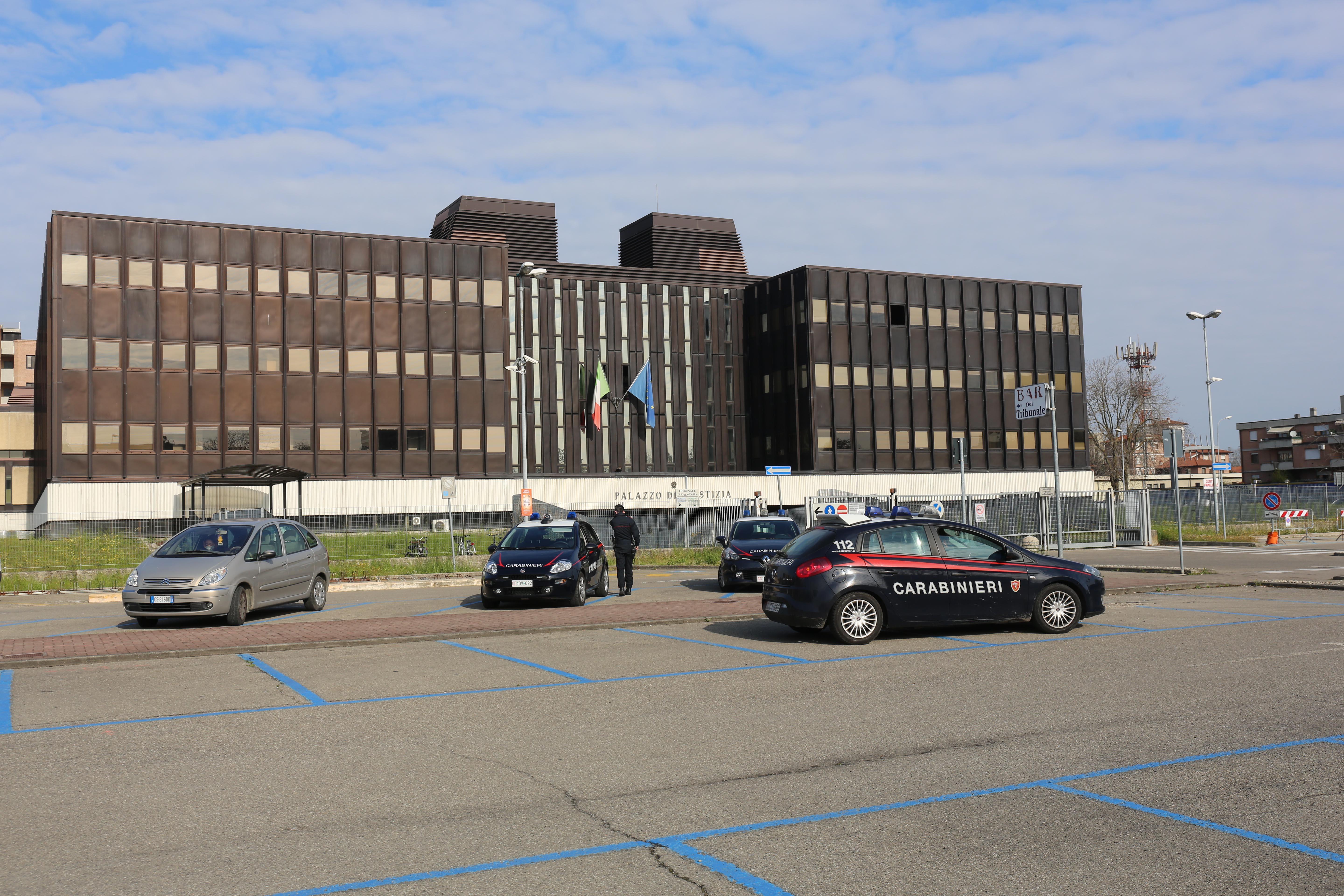 Escono con l'autocertificazione falsa, per il giudice non è reato: "Il Dpcm è illegittimo"