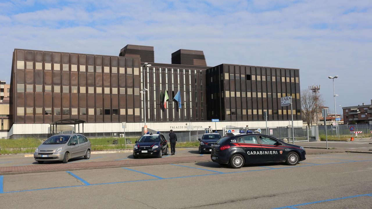 Escono con l'autocertificazione falsa, per il giudice non è reato: "Il Dpcm è illegittimo"