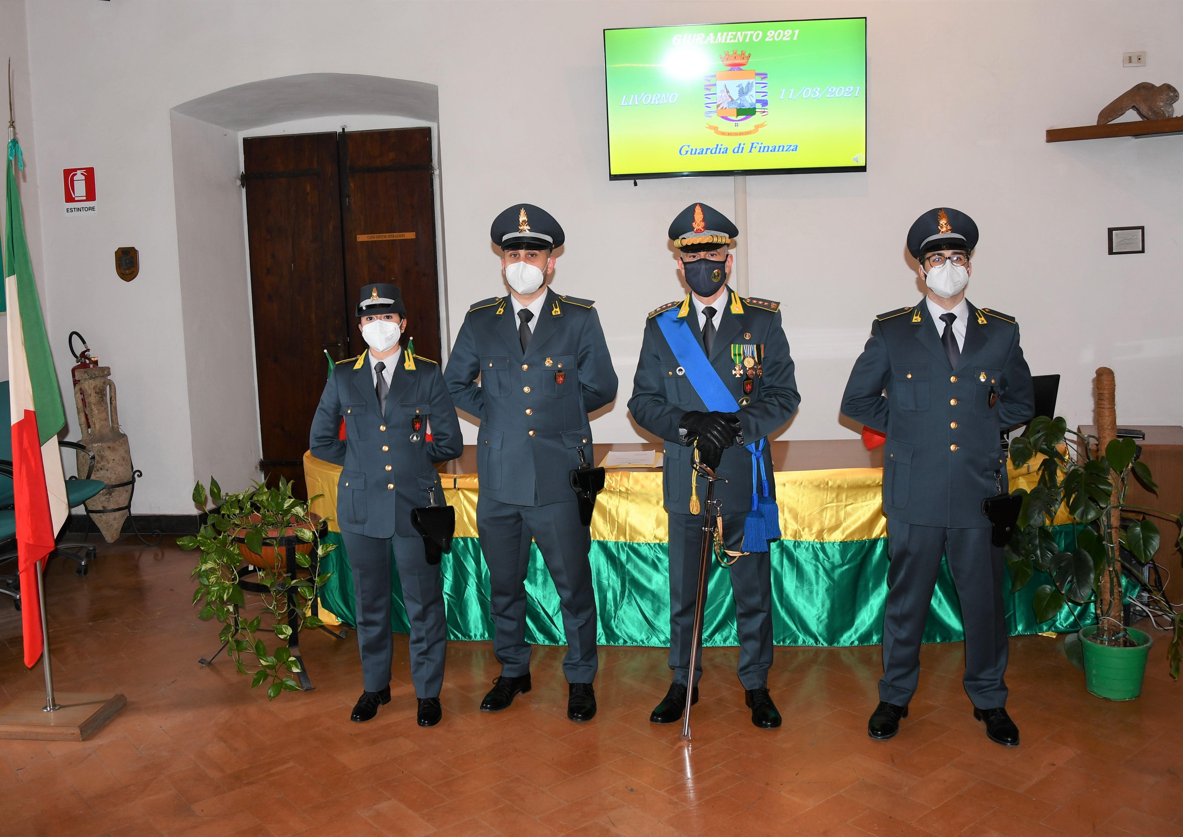 Una foto con quattro dei finanzieri che hanno giurato al comando provinciale