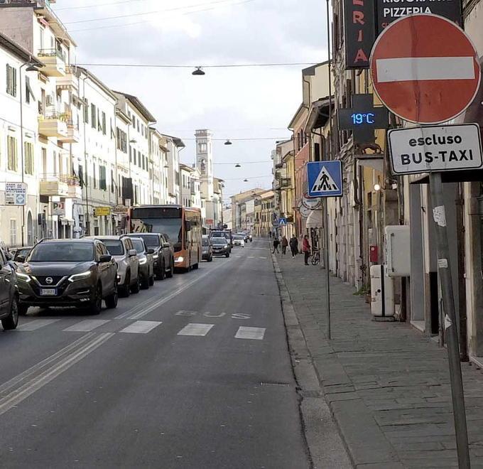 Via Cattaneo, senza corsia bus ritardi assicurati 