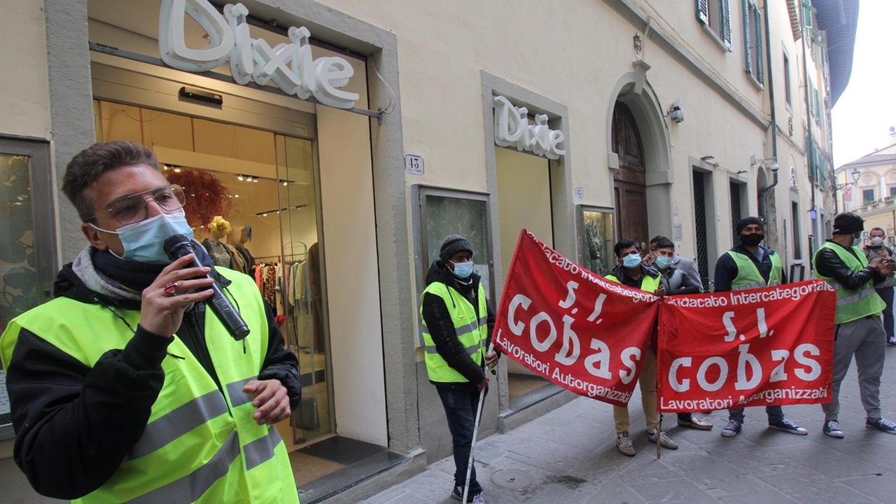 La manifestazione davanti al negozio Dixie di via Garibaldi (foto Batavia)