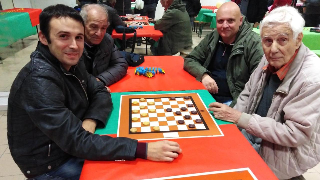 A sinistra Matteo Bernini, campione italiano di dama inglese e sfidante al titolo mondiale