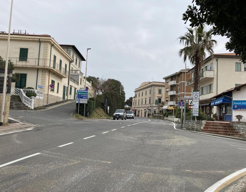 L’incrocio tra Aurelia, via Zug e via Fucini dove sono stati cancellati i segni della rotatoria (foto Michele Falorni/Silvi)