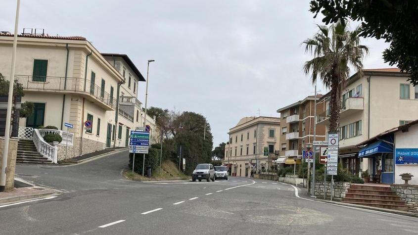 L’incrocio tra Aurelia, via Zug e via Fucini dove sono stati cancellati i segni della rotatoria (foto Michele Falorni/Silvi)