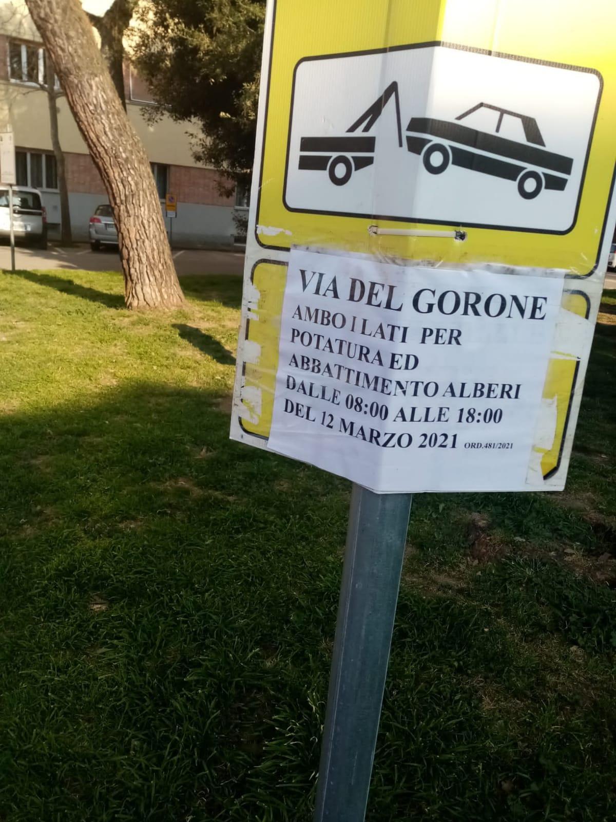 Uno dei cartelli che avvisano del taglio degli alberi