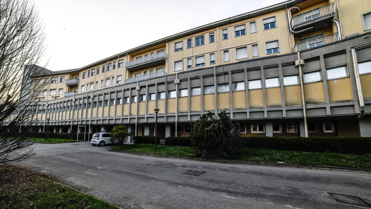 Covid, ricoveri in aumento a Lucca: si guarda ai 155 posti al Campo di Marte ma non c’è personale