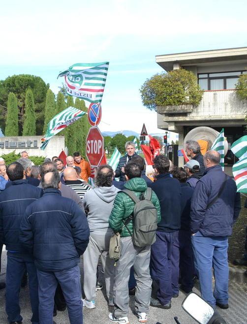 Si torna a manifestare davanti ai cancelli della ex Ondulati Giusti 