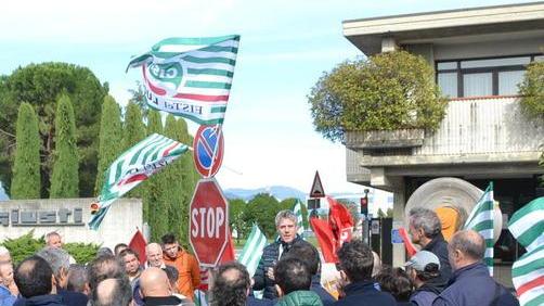 Si torna a manifestare davanti ai cancelli della ex Ondulati Giusti