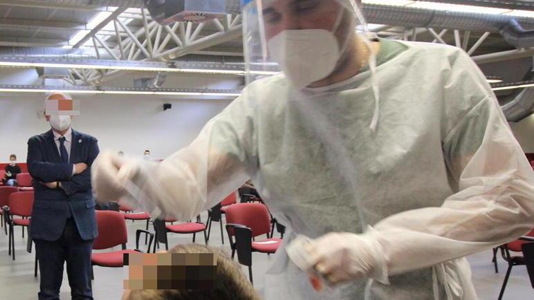 Balzo dei positivi In un anno 270 casi a scuola