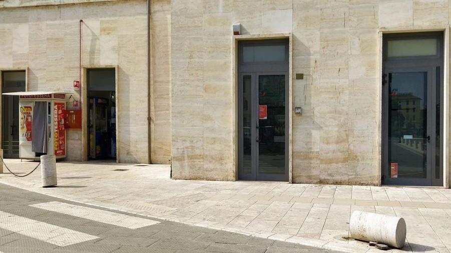 Una storia senza fine Rovesciato un altro “birillo” alla stazione