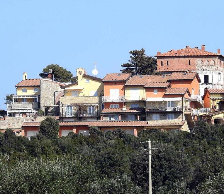 Garage affittati come alloggi e niente albergo nell’ex Girarrosto 