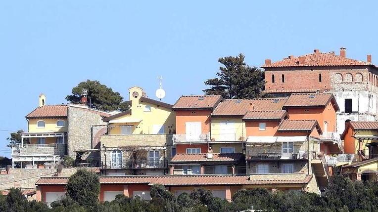 Garage affittati come alloggi e niente albergo nell’ex Girarrosto