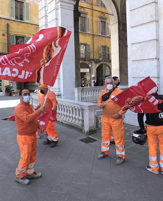 Personale dell’Avr in piazza: salari bassi 