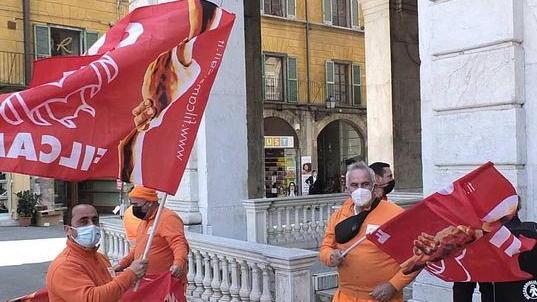 Personale dell’Avr in piazza: salari bassi