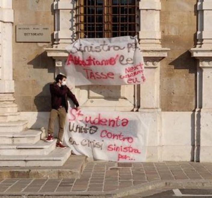 Striscioni per tornare a parlare dei diritti (negati) agli studenti