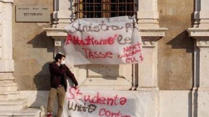 Striscioni per tornare a parlare dei diritti (negati) agli studenti
