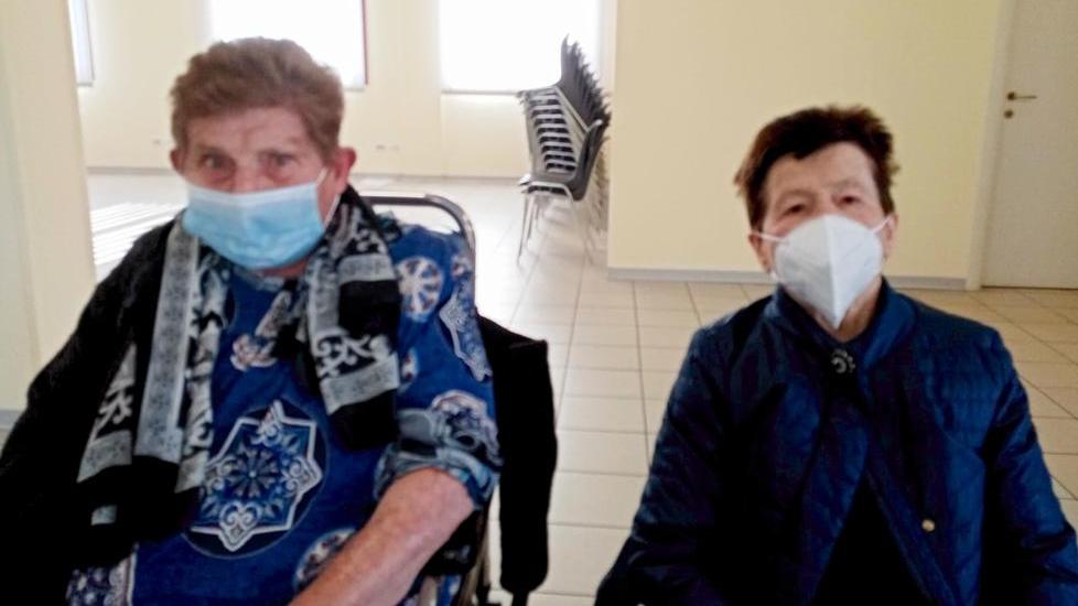 Si vaccinano insieme Anna e Gina le consuocere di 184 anni (in due)