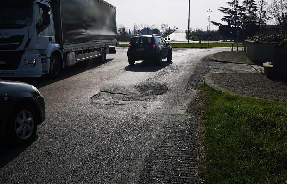 Voragini e pericoli sulla strada provinciale «Pronti alla petizione» 