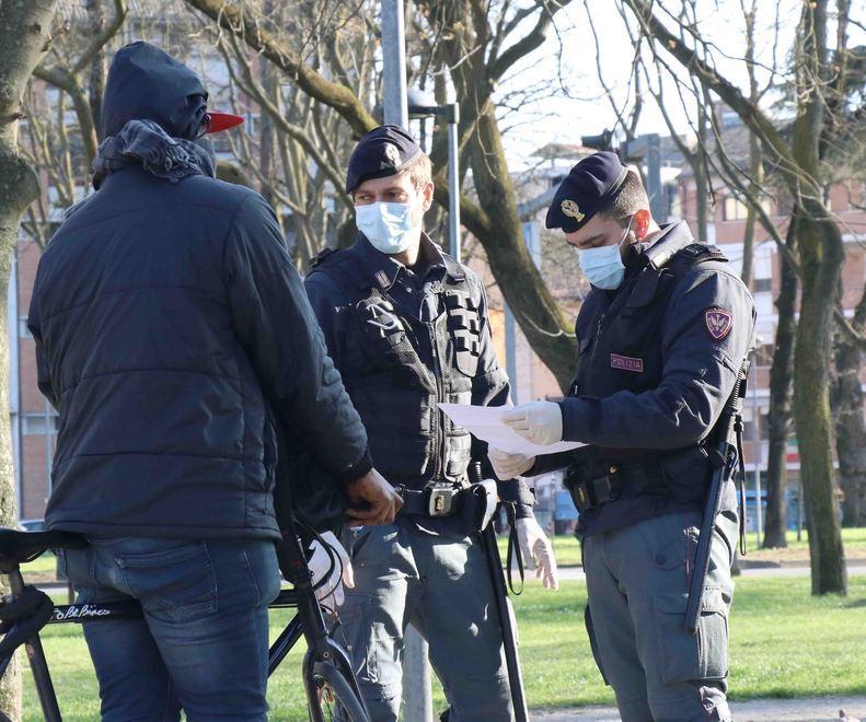 Ferrara, picchiato e rapinato: «La panchina è solo per noi nigeriani» 