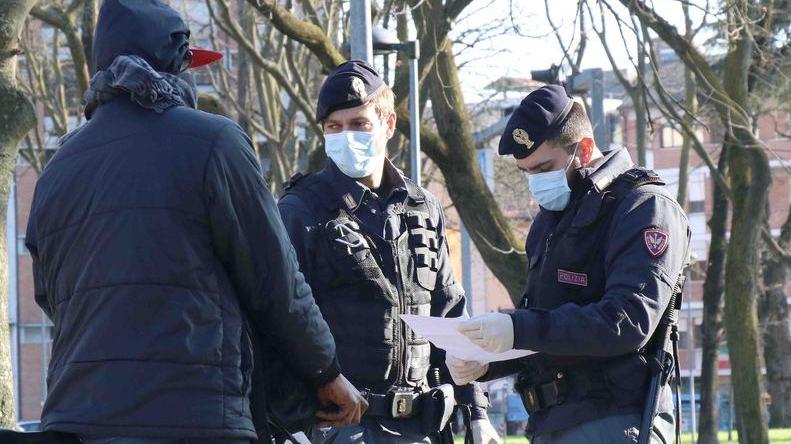 Ferrara, picchiato e rapinato: «La panchina è solo per noi nigeriani»