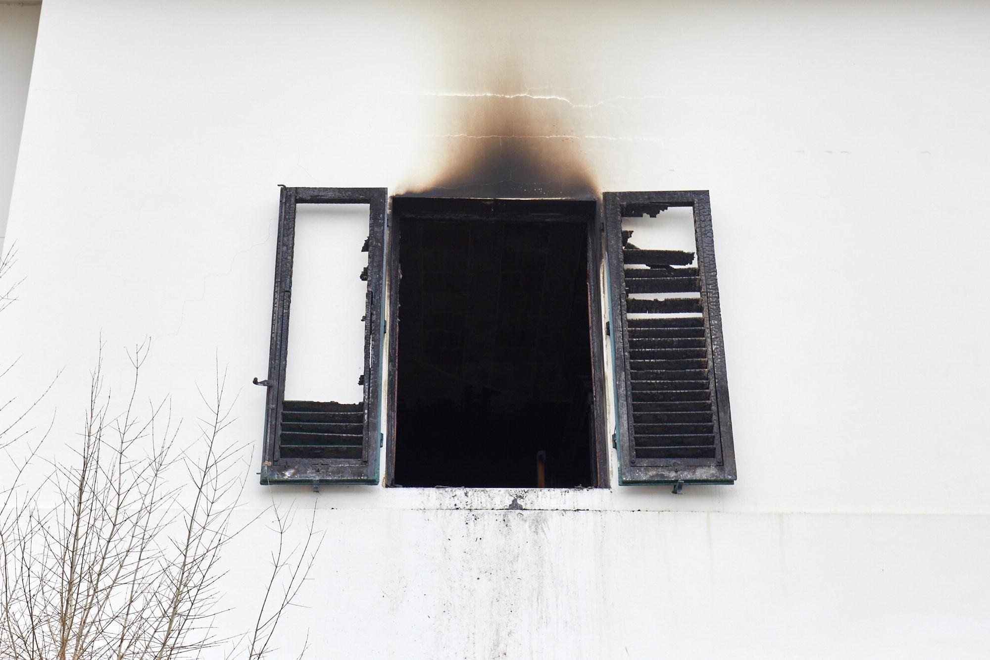 La finestra dell'abitazione di via Marconi a Empoli dove è divampato un incendio nel quale sono rimasti intossificati due ottantenni (foto Carlo Sestini)