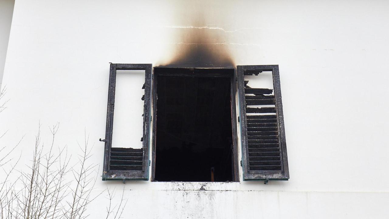 La finestra dell'abitazione di via Marconi a Empoli dove è divampato un incendio nel quale sono rimasti intossificati due ottantenni (foto Carlo Sestini)