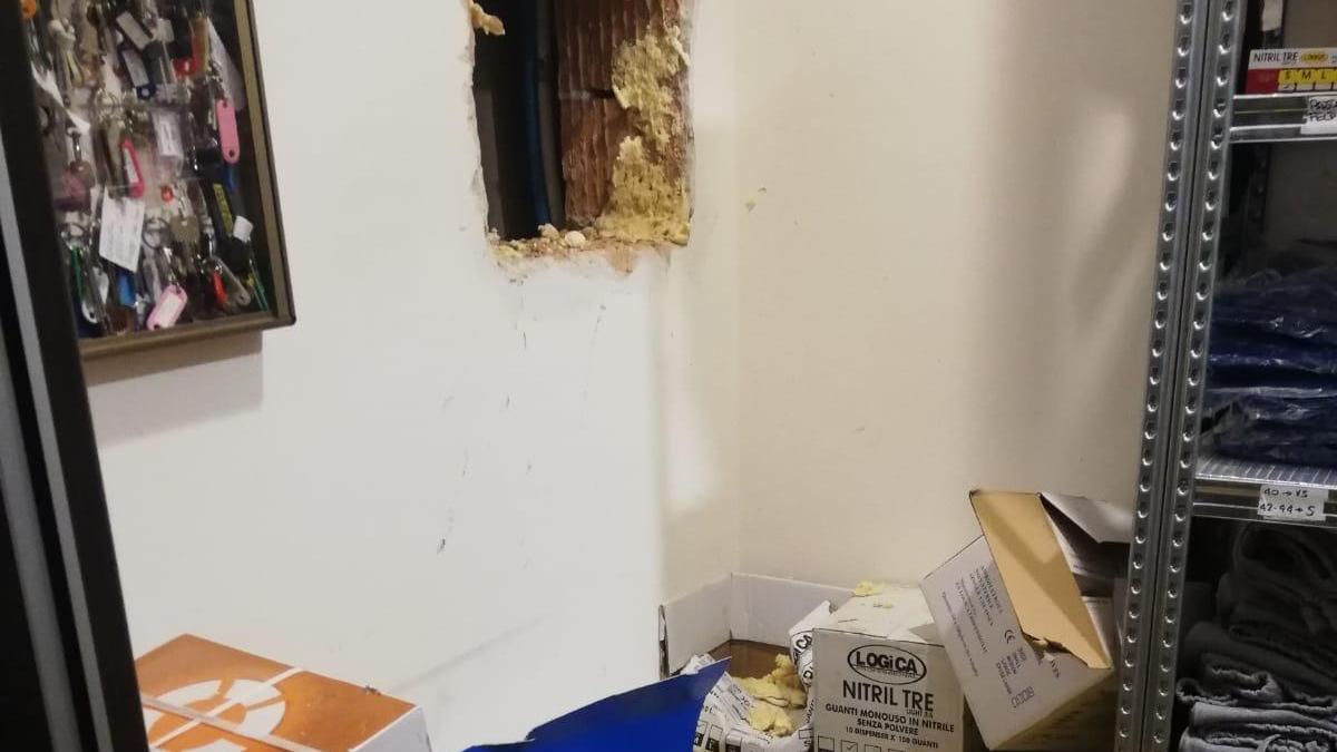 Furto nella sede di Uscita di Sicurezza: smurata la cassaforte, rubato un router e delle divise