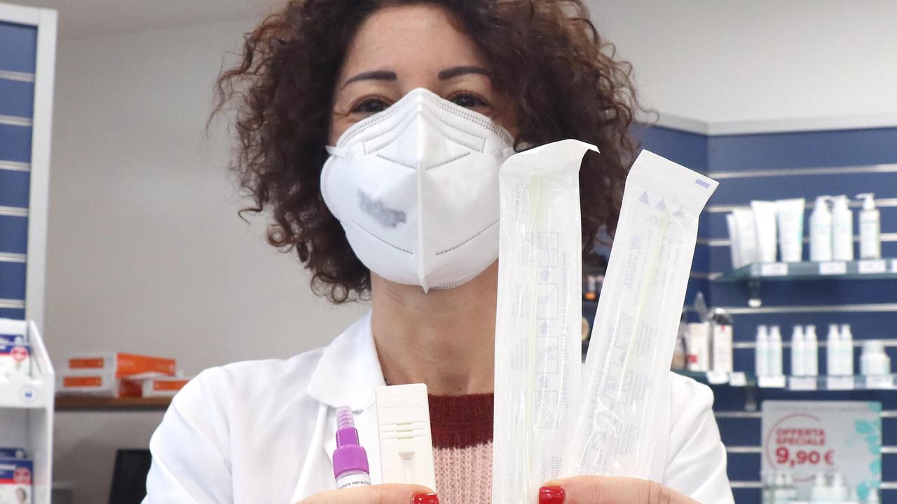 Tamponi gratis agli studenti nelle farmacie: ecco come funzionerà il servizio