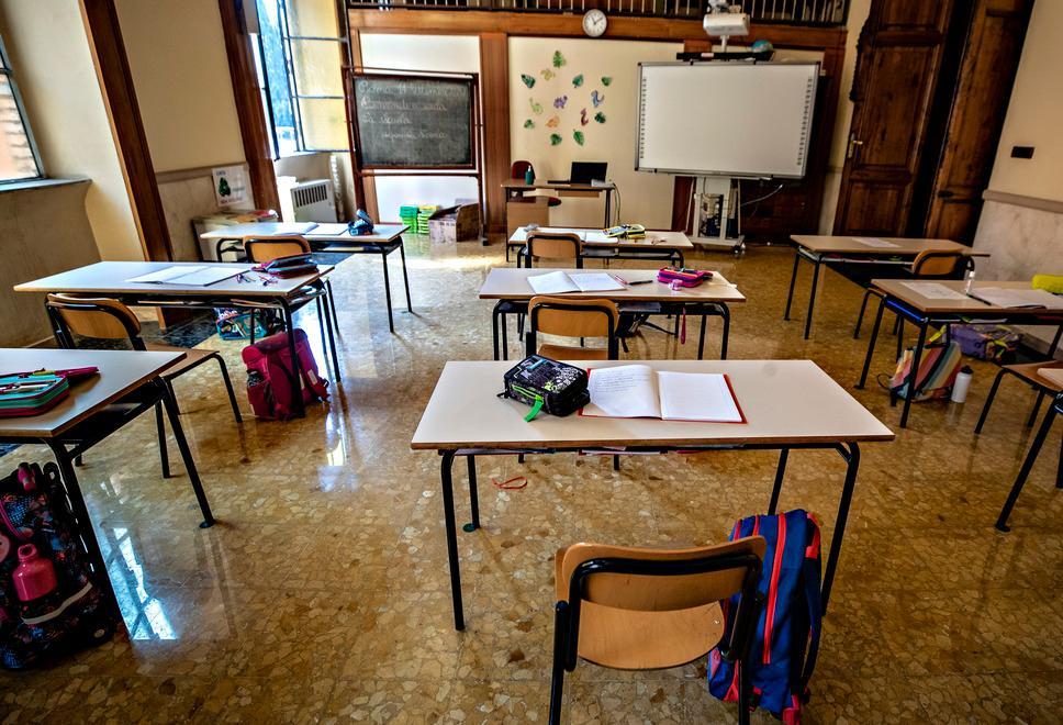 Docenti malati e nessun supplente: così AstraZeneca svuota le scuole della Versilia