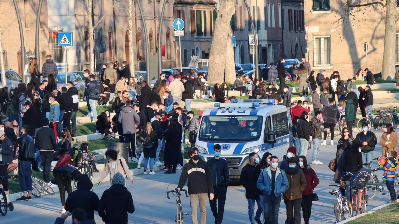 Ferrara, dalle 18 stop a vendita e consumo di alcol in piazza Ariostea