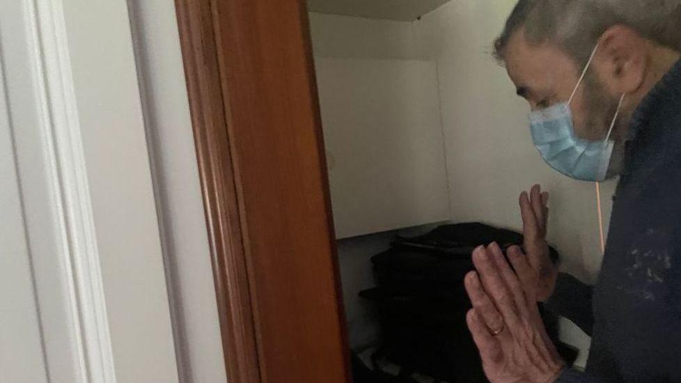 I ladri scardinano la cassaforte in casa mentre i proprietari guardano la tv