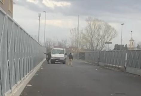 Un fotogramma del video: l'operaio si scansa all'ultimo momento
