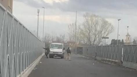 Un fotogramma del video: l'operaio si scansa all'ultimo momento