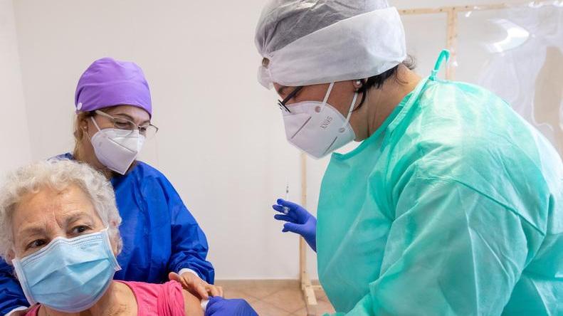 Covid, l’appello dell’Ausl contro la paura: «Il vaccino AstraZeneca è sicuro»