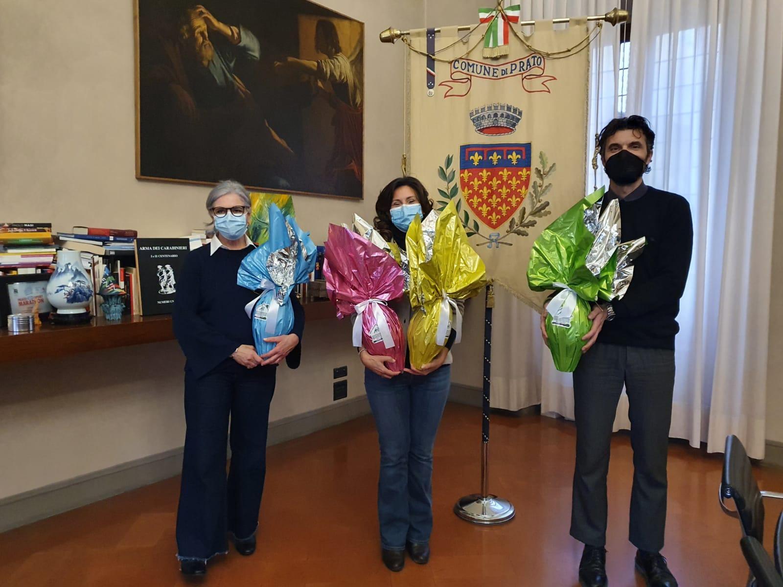 Il sindaco Biffoni, a destra, con le uova pasquali della Fondazione Ant