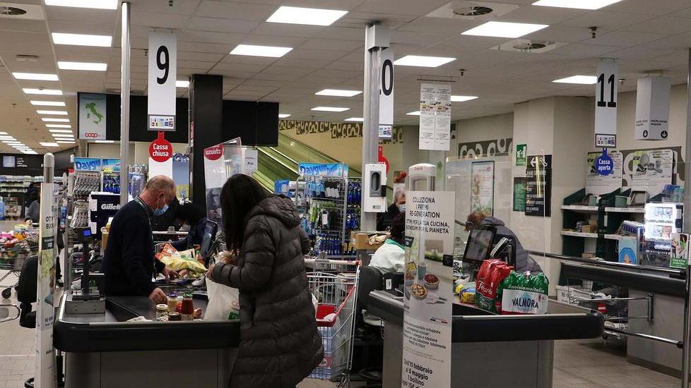 In prima linea ma senza vaccini I rischi alle casse dei supermercati