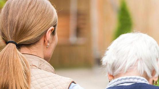 Un mensile di 400 euro per chi bada ai familiari