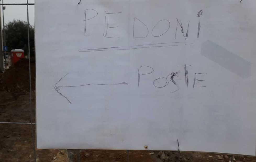 Nuovi divieti per piazza Carducci E spuntano i cartelli “fai da te” 