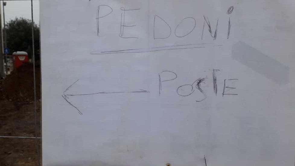 Nuovi divieti per piazza Carducci E spuntano i cartelli “fai da te”