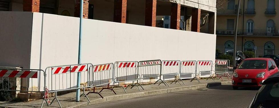 Marciapiede “mangiato” da cantiere e transenne 