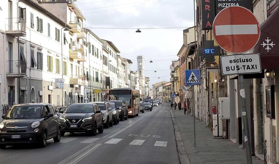 Via Cattaneo: senza corsia bus i ritardi sono assicurati
